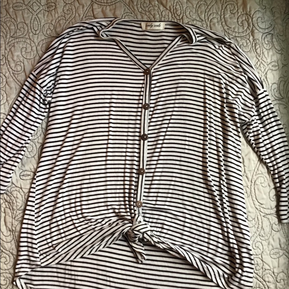 Stripped quarter sleeve top